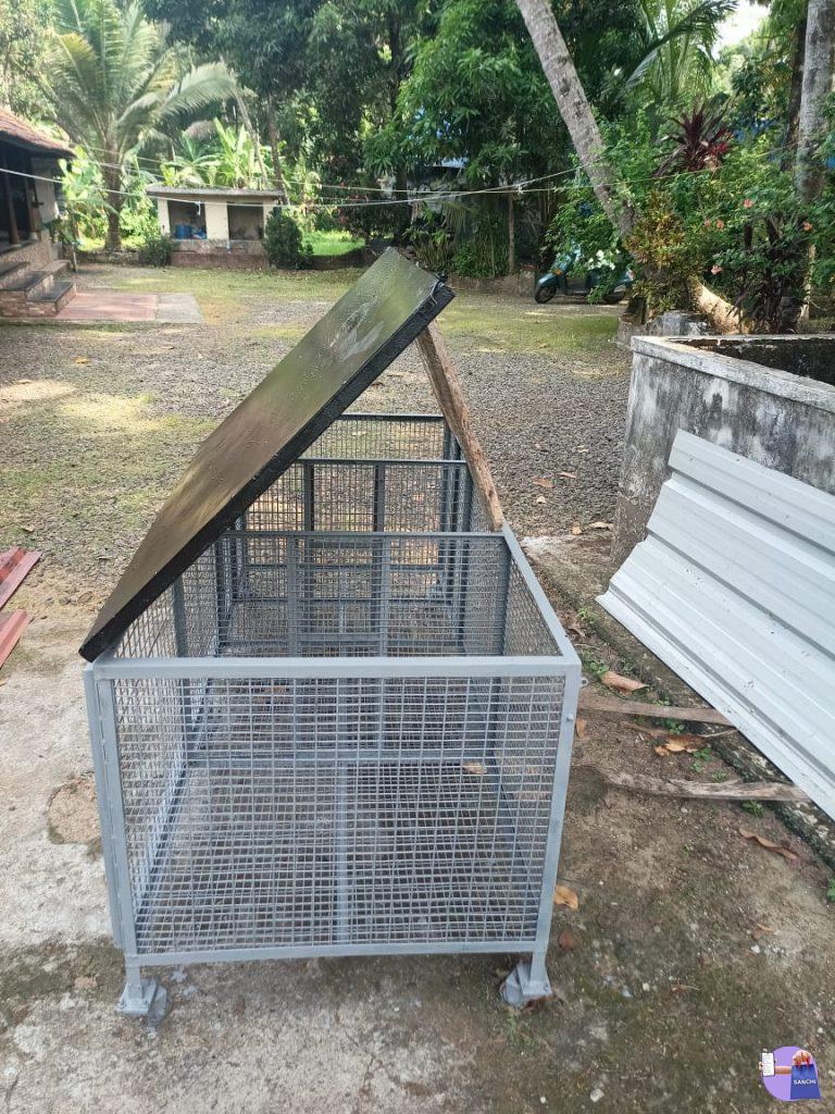 Cage suitable for rabbit or hens