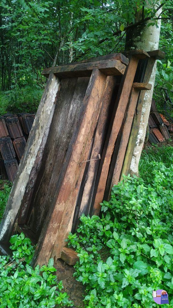 4 ജനൽ 10 കട്ടിള 1 അലമാര