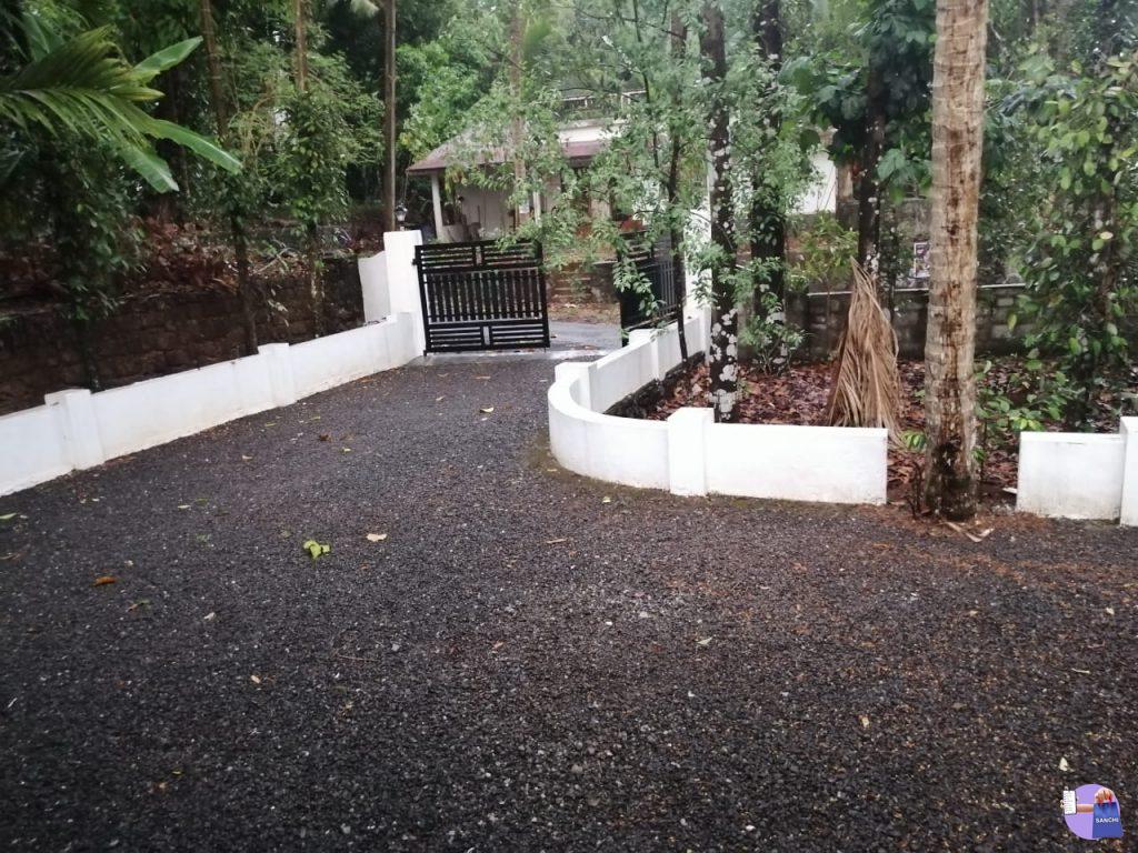 നല്ല ആധായമുള്ള 15 സെൻ്റെ സ്ഥലവും ഒരു നില വീടും.