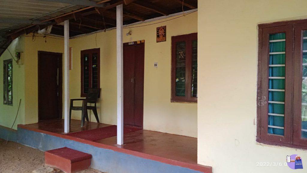 നെച്ചിപ്പുഴൂരിൽ 42 cent സ്ഥലവും ഓടിട്ട വീടും വില്പനക്ക്