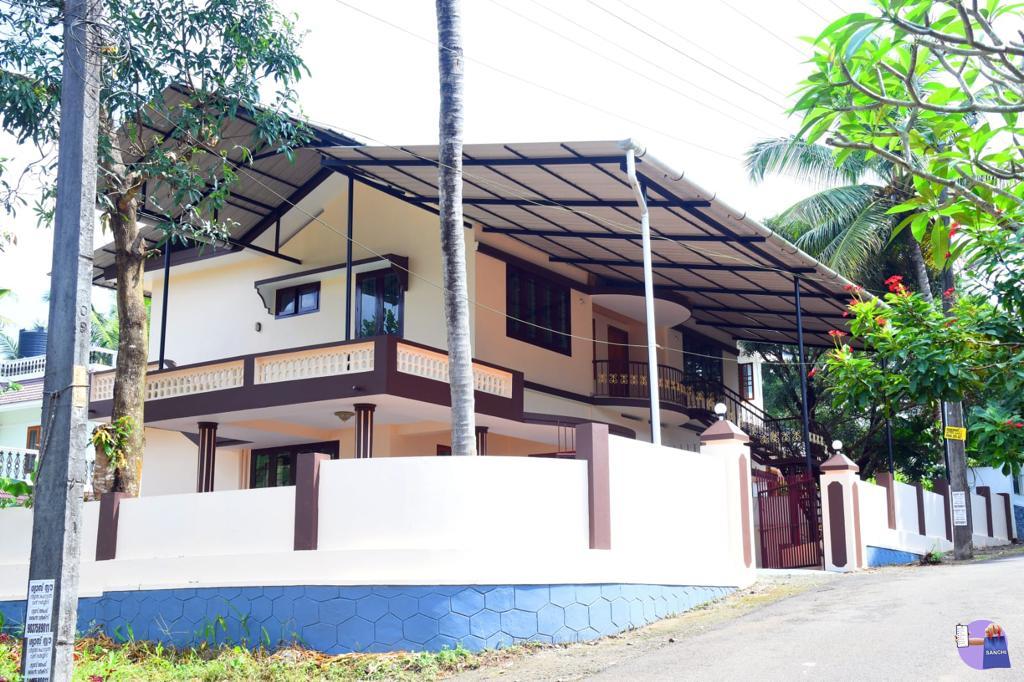 അമലഗിരിയിൽ 2500 sq.ft ഇരു നില വീടും 10 cent സ്ഥലവും വില്പനയ്ക്ക്.