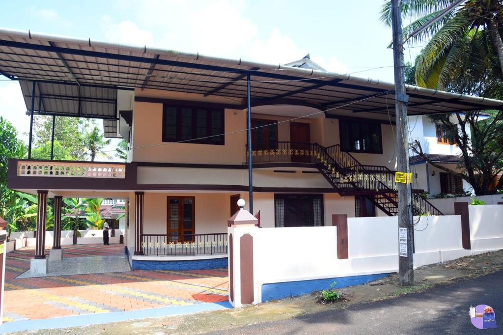 അമലഗിരിയിൽ 2500 sq.ft ഇരു നില വീടും 10 cent സ്ഥലവും വില്പനയ്ക്ക്.